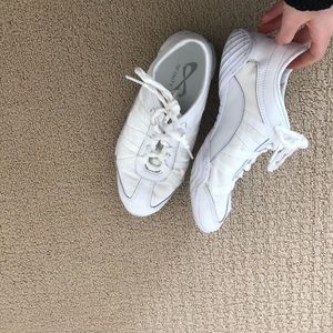 Cheer shoes